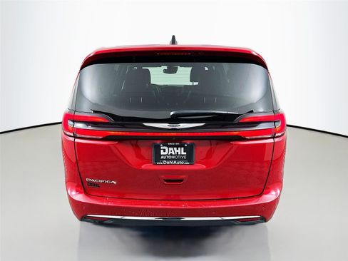 Used 2025 Chrysler Pacifica Select image 6