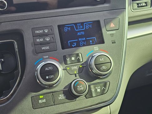 Used 2019 Toyota Sienna L w/ Carpet Mat Package FWD image 18
