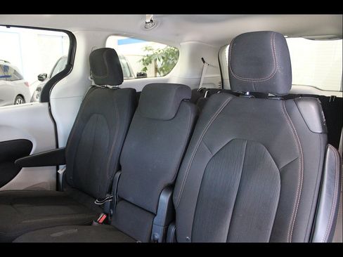 Used 2018 Chrysler Pacifica Touring Plus FWD image 16
