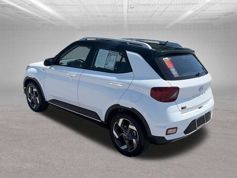 Used 2025 Hyundai Venue Limited FWD image 4