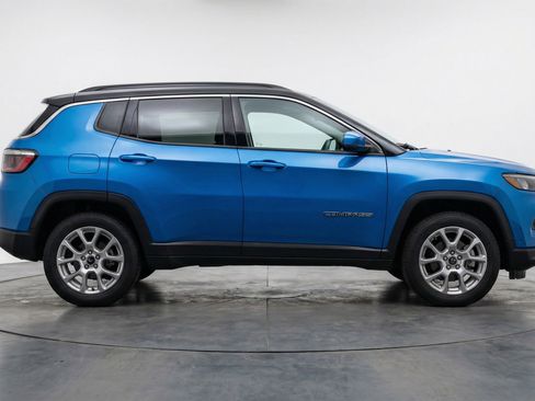 Used 2025 Jeep Compass Limited image 11