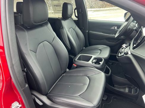 New 2026 Chrysler Pacifica Select image 18