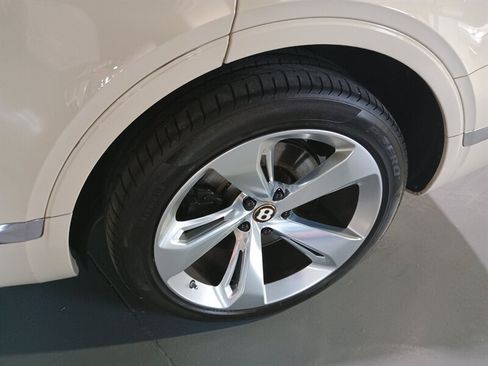 Used 2019 Bentley Bentayga AWD/4WD image 51