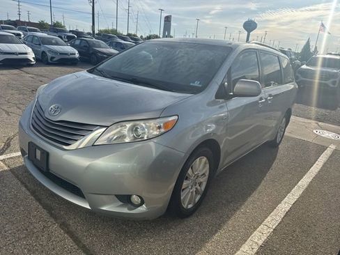Used 2017 Toyota Sienna XLE w/ XLE Navigation Package AWD/4WD image 10