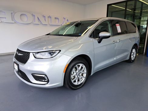 Used 2023 Chrysler Pacifica Touring-L FWD image 2