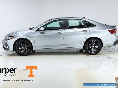 Used 2025 Volkswagen Jetta SE w/ Sunroof Package FWD image 2