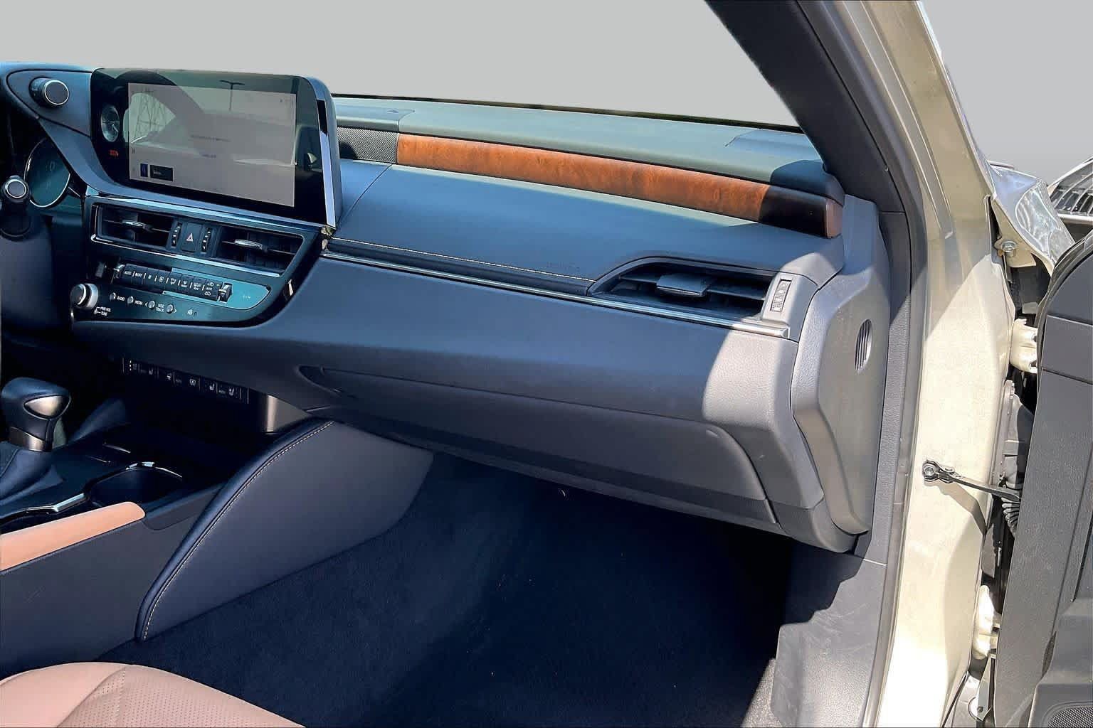Used 2024 Lexus ES 300h Ultra Luxury w/ Accessory Package (Z2) FWD image 16
