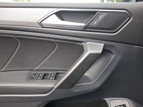 Used 2022 Volkswagen Tiguan SE w/ Panoramic Sunroof Package image 12