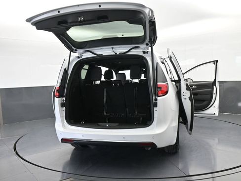 New 2026 Chrysler Pacifica Select image 67