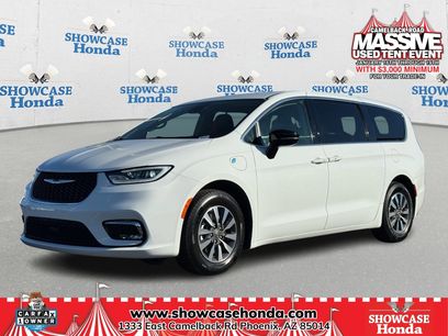 Used 2024 Chrysler Pacifica Select