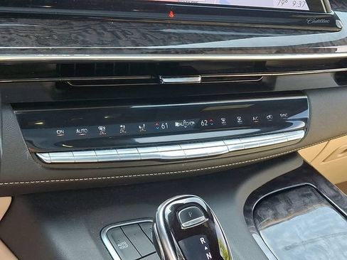 Used 2021 Cadillac Escalade ESV Premium Luxury AWD/4WD image 16