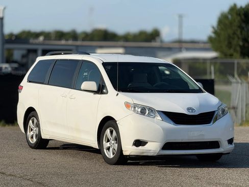 Used 2012 Toyota Sienna LE FWD image 1
