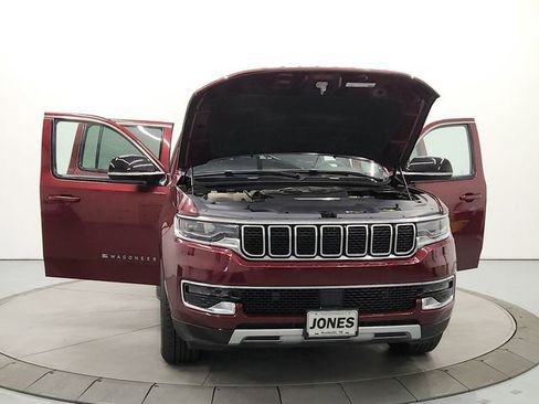 Used 2024 Jeep Wagoneer L Series II w/ Flexible Seating Group AWD/4WD image 10