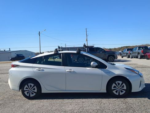 Used 2017 Toyota Prius Four Touring image 2