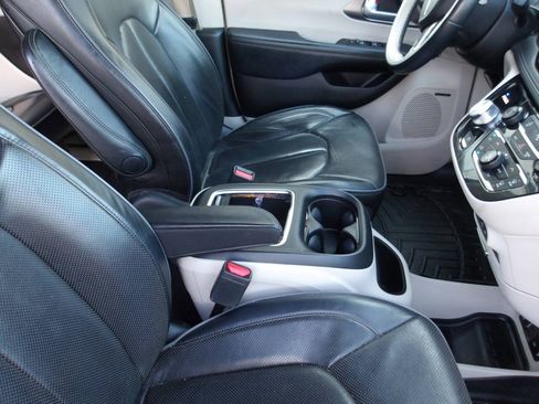 Used 2018 Chrysler Pacifica Limited FWD image 22