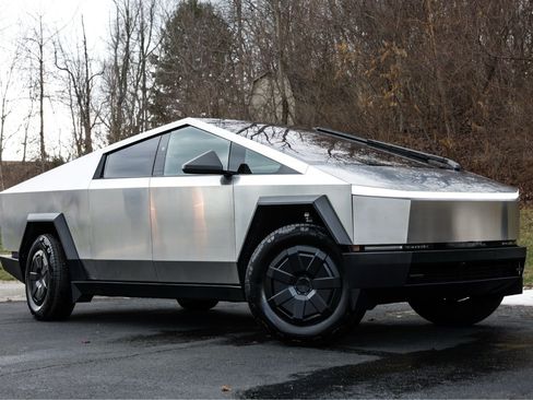 Used 2024 Tesla Cybertruck AWD Crew Cab image 18