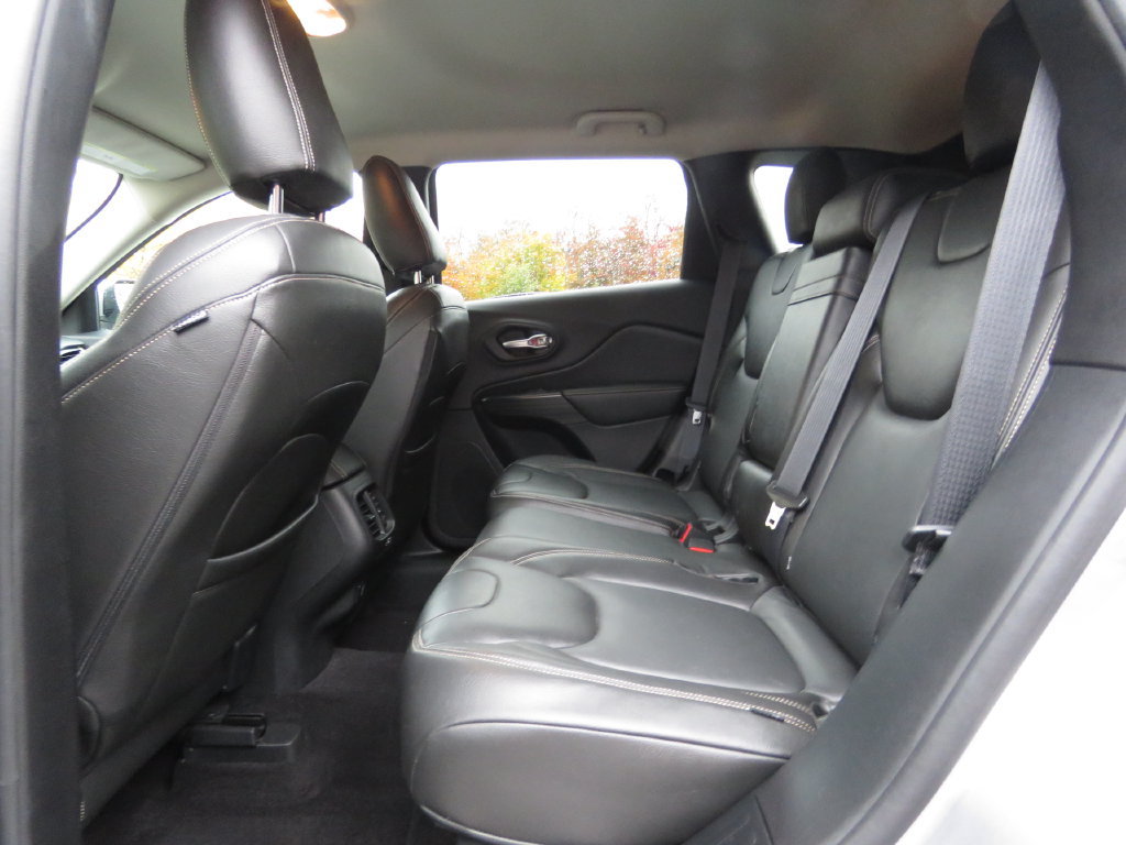 Used 2016 Jeep Cherokee Latitude w/ Safety/Convenience Group AWD/4WD image 19