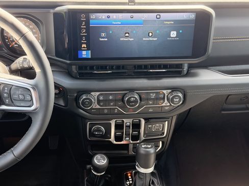 Used 2025 Jeep Wrangler Unlimited Sahara AWD/4WD image 30