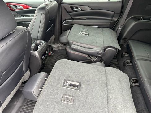 Used 2025 Chevrolet Traverse RS image 16