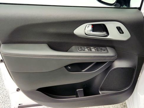 Used 2024 Chrysler Pacifica Hybrid S Appearance Pkg image 10