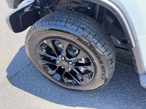 Used 2025 Jeep Wrangler Sahara AWD/4WD image 9