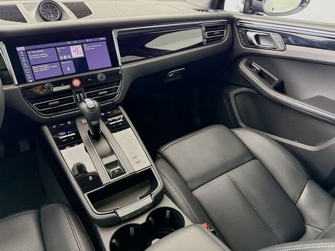 Certified 2025 Porsche Macan AWD/4WD image 26