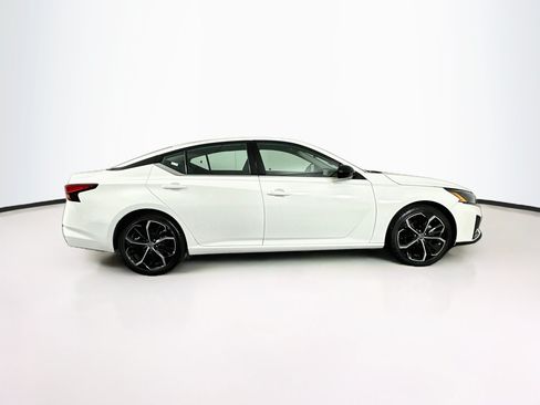 Used 2024 Nissan Altima 2.5 SR FWD image 10