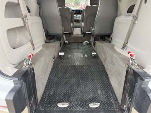 Used 2020 Chrysler Voyager L image 27