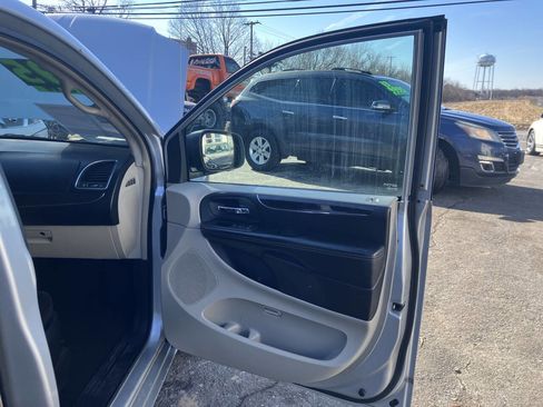 Used 2011 Chrysler Town & Country Touring image 19