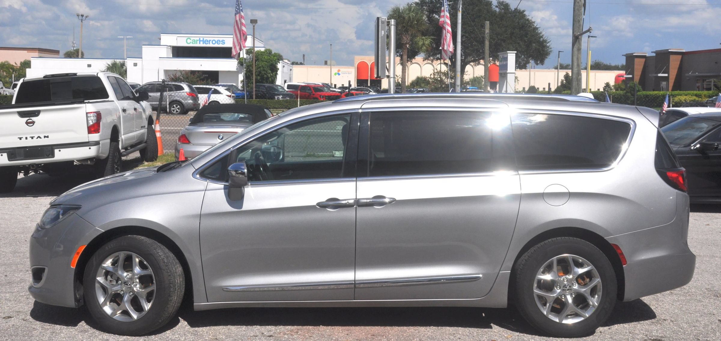 Used 2018 Chrysler Pacifica Limited FWD image 1
