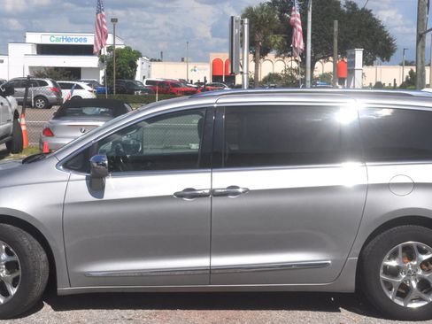 Used 2018 Chrysler Pacifica Limited FWD image 1