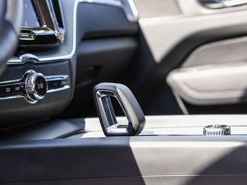 Used 2025 Volvo XC60 B5 Plus w/ Climate Package image 23