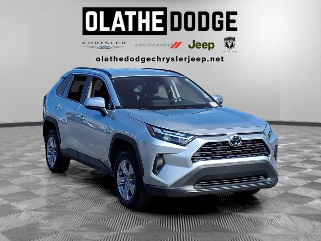 Used 2025 Toyota RAV4 XLE FWD image 28