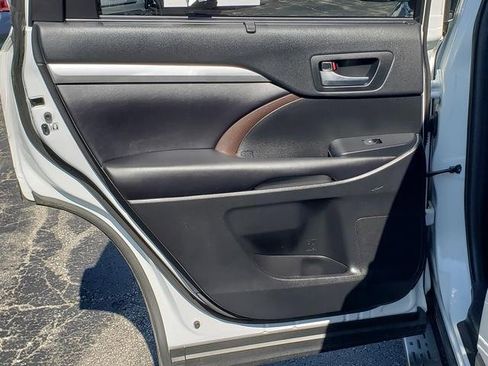 Used 2019 Toyota Highlander AWD V6 image 13