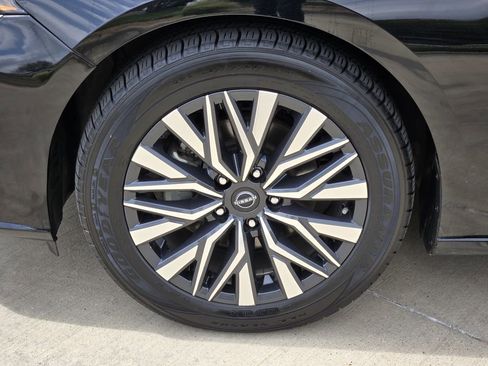 Used 2024 Nissan Altima 2.5 SV FWD image 7