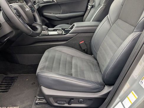 Used 2025 Mitsubishi Outlander SE image 11