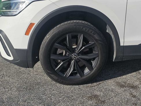 Used 2024 Volkswagen Tiguan SE w/ Panoramic Sunroof Package FWD image 9