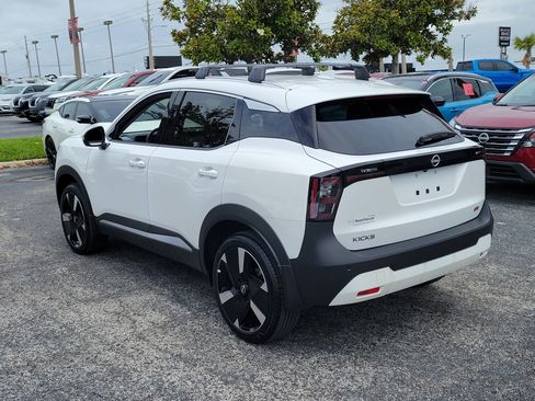 Certified 2025 Nissan Kicks SR FWD image 8