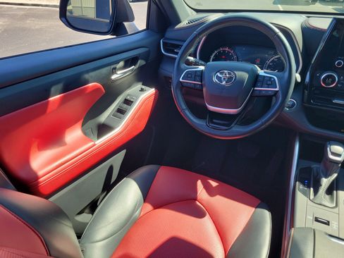 Used 2023 Toyota Highlander XSE image 17