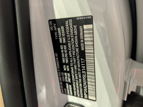 Certified 2025 Porsche Macan image 40