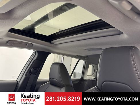 Certified 2025 Toyota Corolla Cross XLE image 21