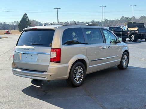 Used 2014 Chrysler Town & Country Touring-L w/ Driver Convenience Group image 5