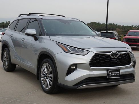 Used 2023 Toyota Highlander Platinum image 3