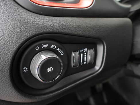 Used 2018 Jeep Renegade Trailhawk AWD/4WD image 39