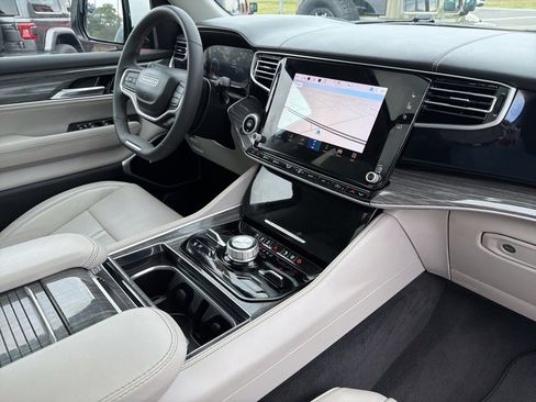 Used 2022 Jeep Wagoneer Series III w/ Premium Group I image 36