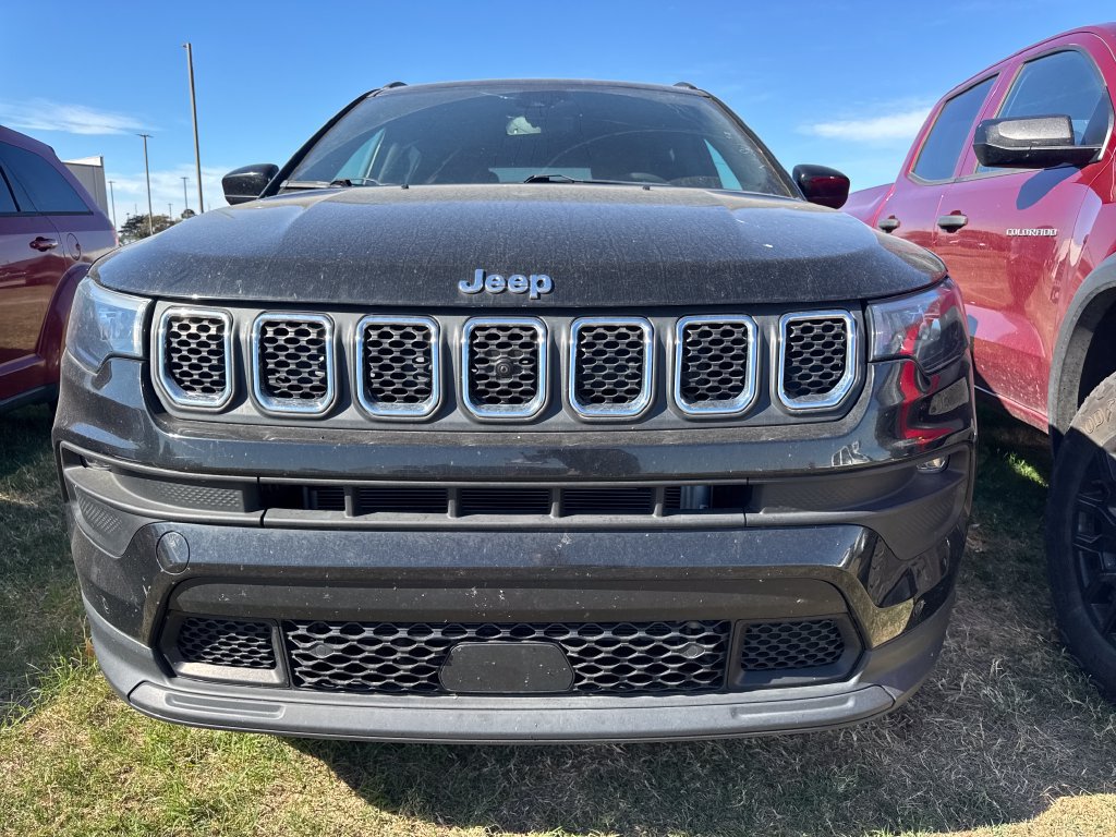 Used 2023 Jeep Compass Latitude w/ Convenience Group AWD/4WD image 2