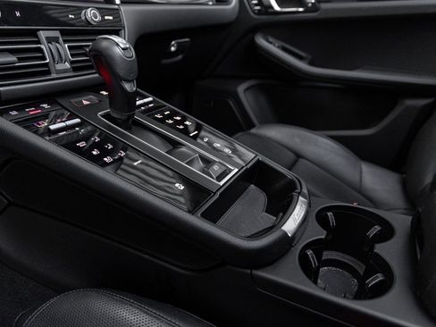 Certified 2025 Porsche Macan AWD/4WD image 21