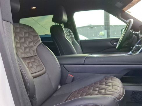Used 2025 Nissan Armada Platinum w/ Convenience Package RWD image 9