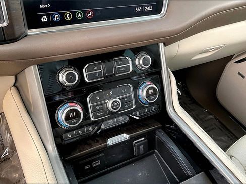 Used 2021 GMC Yukon Denali w/ Denali Premium Package image 25
