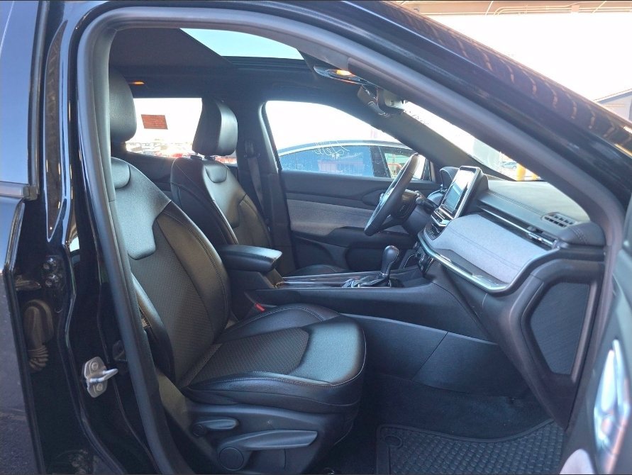 Used 2025 Jeep Compass Latitude w/ Sun & Sound Group AWD/4WD image 10